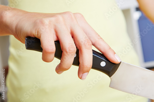 Hand hält Messer am Griff