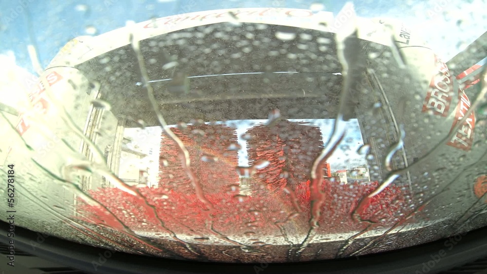 Time-lapse du Lavage rapide aux rouleaux dans une station service