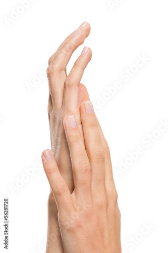 Schöne weibliche feminine Hände nach einer Maniküre isoliert