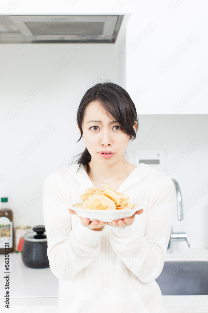 ポテトチップスを持った女性 ポテトチップスを持った女性