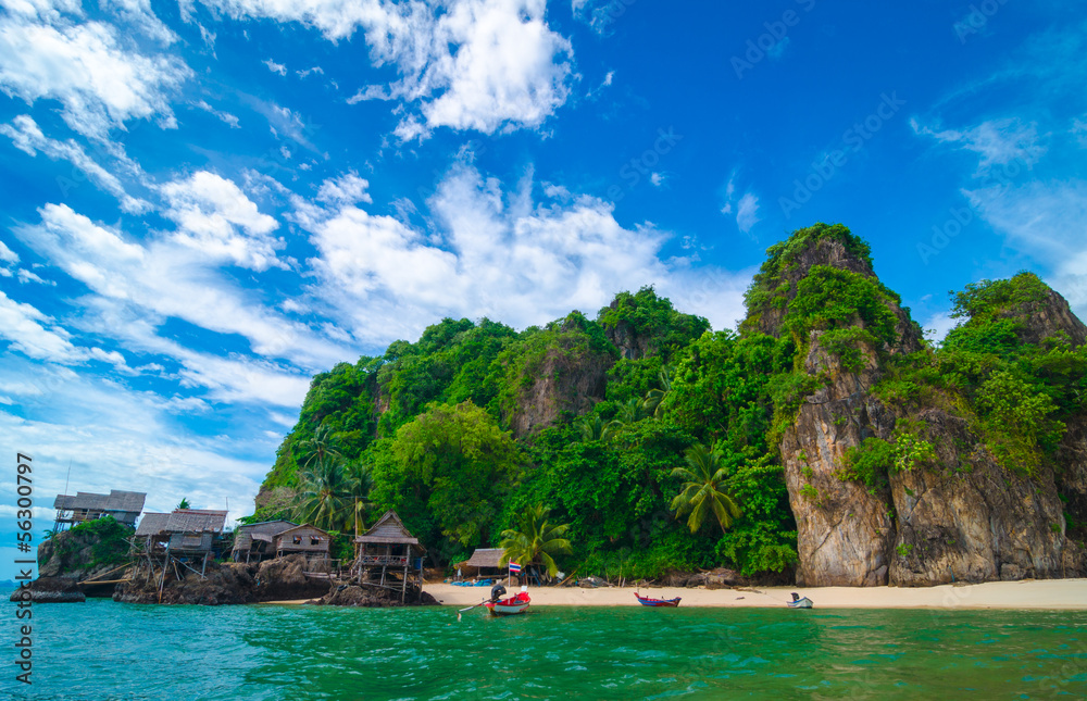 Fototapeta premium tropical island beach with blue sky