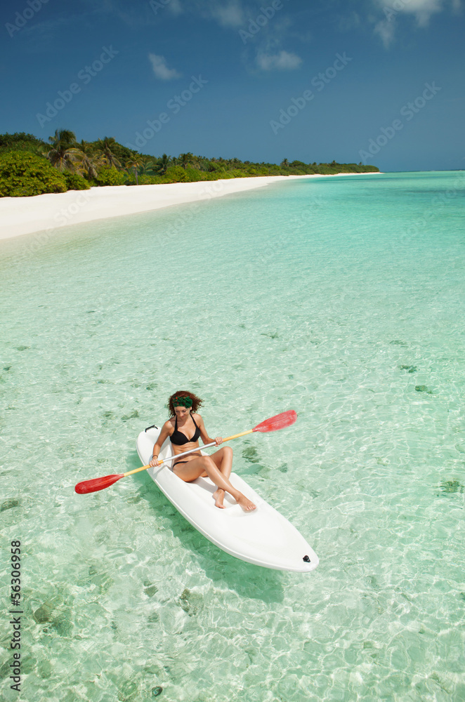 Obraz premium Pretty woman swiming in the canoe