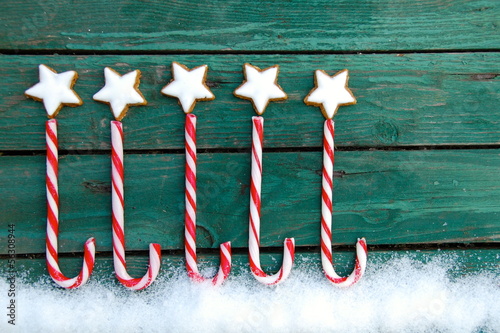 Zimtsterne und Zuckerstangen