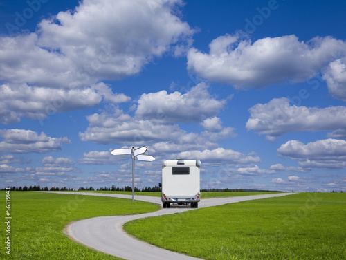 Wohnmobil mit Wegweiser