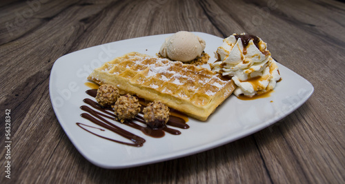 frische Waffel mit Pralinen und Sahne