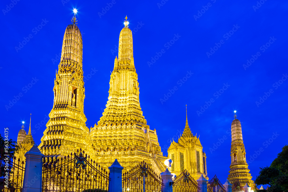 Fototapeta premium Wat Arun in Bangkok at night