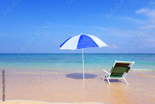 沖縄の美しい砂浜とパラソル © Liza5450