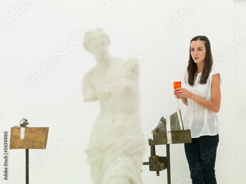 Foto female curator at exhibition opening
