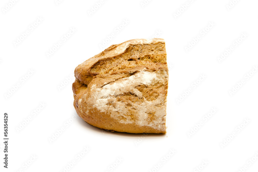 Halbes Braunes Brot auf weißem Hintergrund