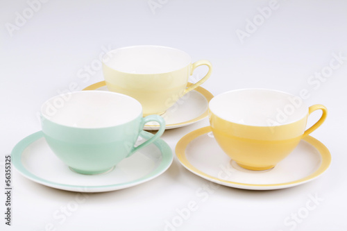 Drei Kaffeetassen in Pastellfarben