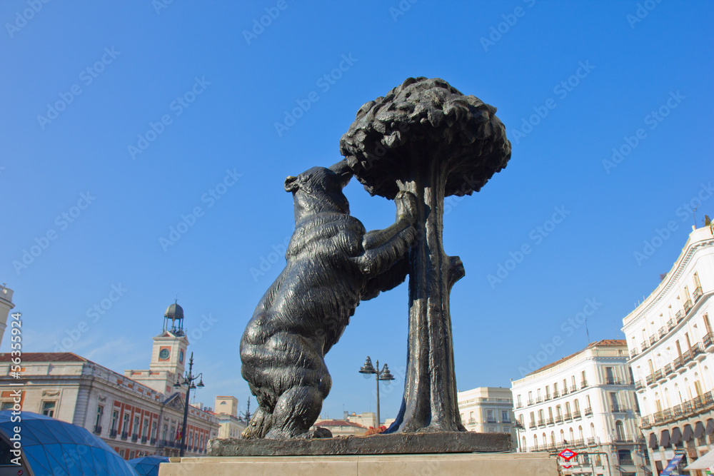 Fototapeta premium niedźwiedź z drzewem truskawkowym, Madryt, Hiszpania