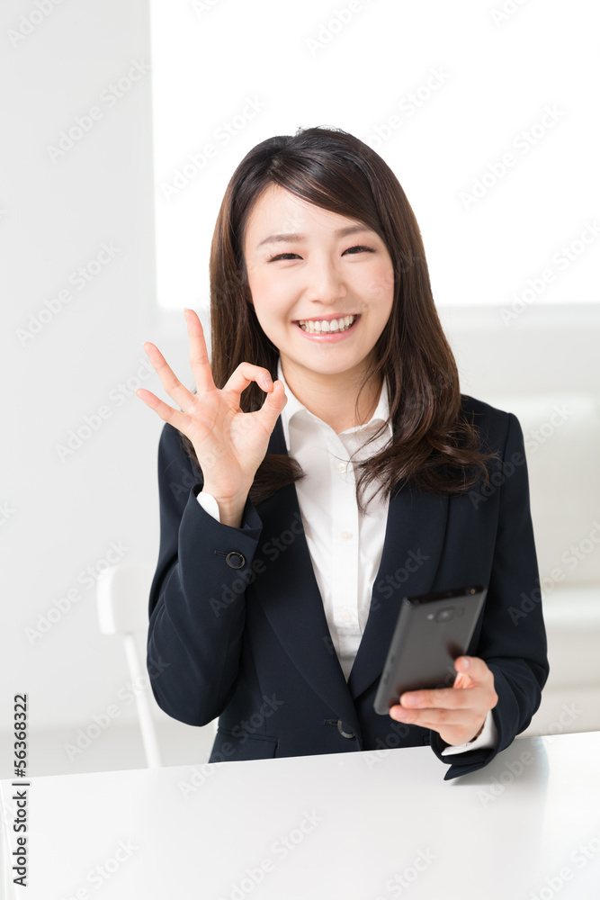 スマートフォンを見る女性 ビジネス スマートフォンを見る女性 ビジネス