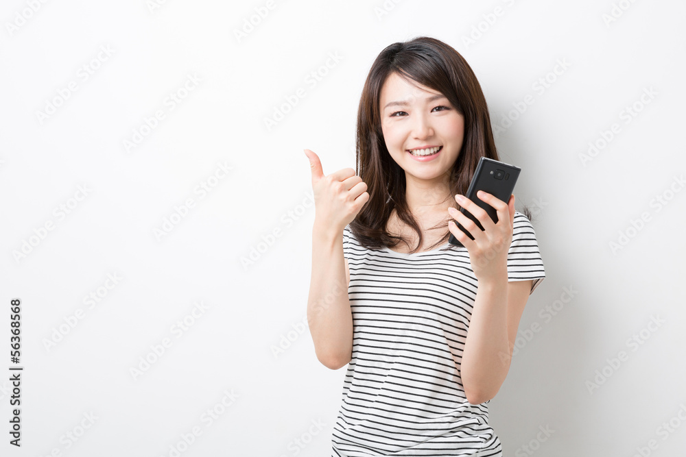 スマートフォンを見る女性 スマートフォンを見る女性