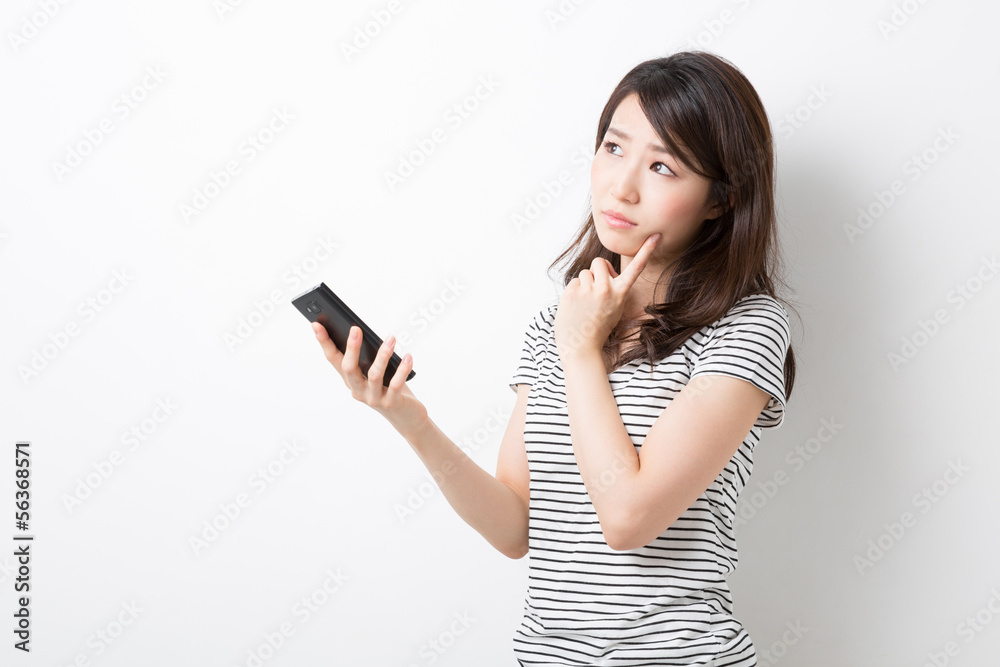スマートフォンを見る女性 スマートフォンを見る女性