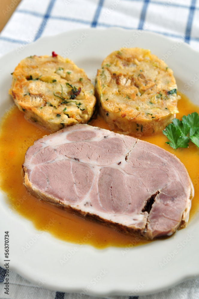 Schweinebraten mit Semmeknödel