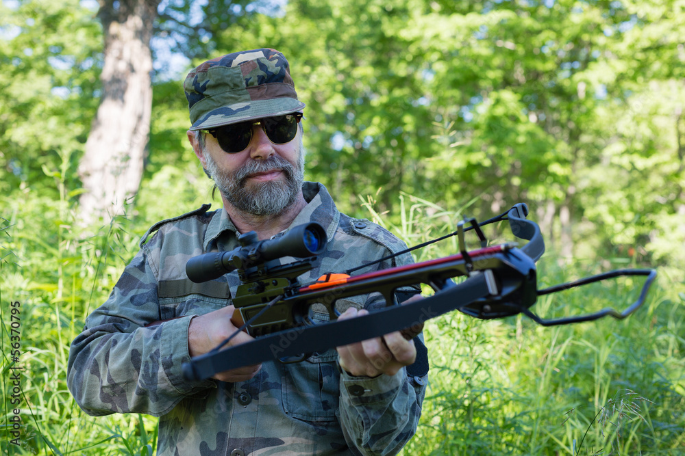 Fototapeta premium Hunter trzymający kuszę
