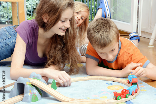 Babysitter spielt mit Kindern