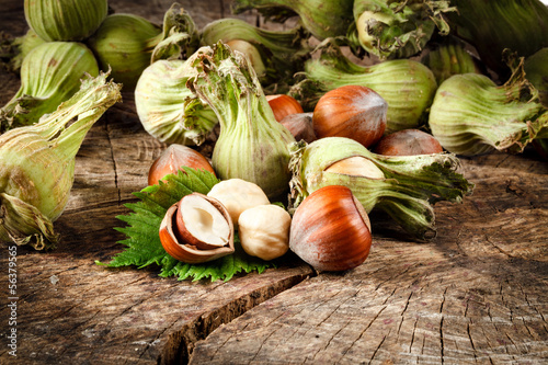 Tableau sur toile Organic hazelnut on wooden table