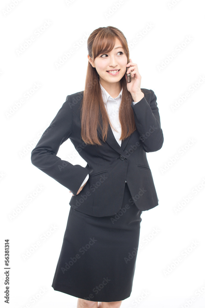 携帯電話を使うビジネスウーマン