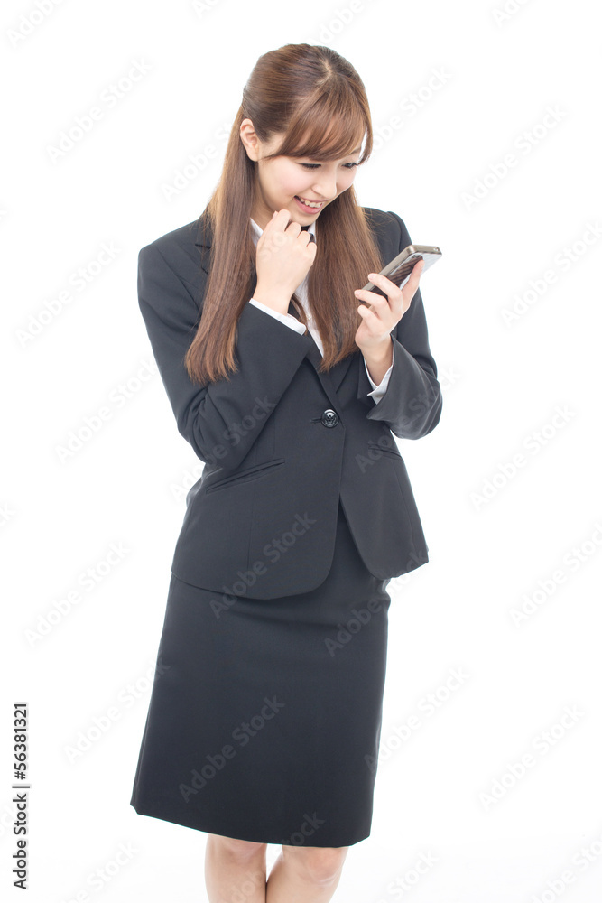 携帯電話を使うビジネスウーマン