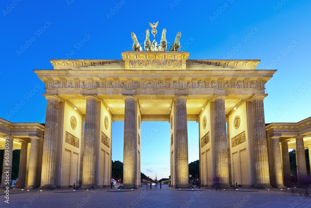 Fototapeta premium Brama Brandenburska w nocy, Berlin, Niemcy