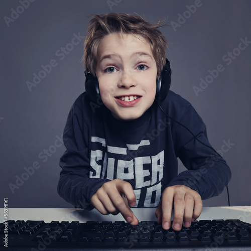 enfant garçon surfant sur ordinateur