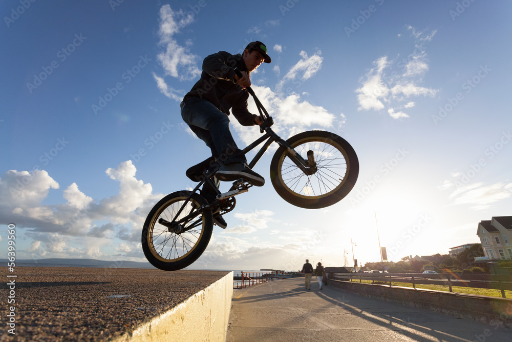 Obraz premium BMX stunts at the street