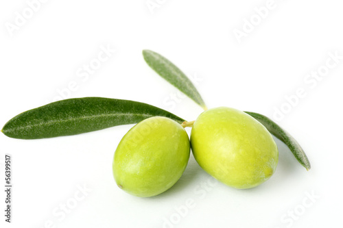 Due olive verdi mature