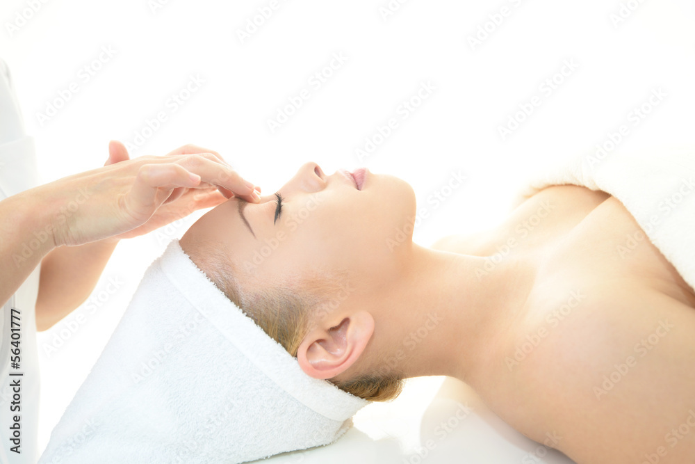 フェイシャルマッサージを受ける女性