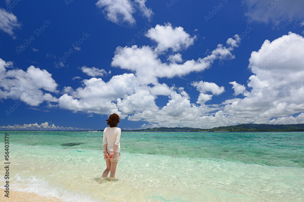 南国沖縄の美しいビーチで寛ぐ女性