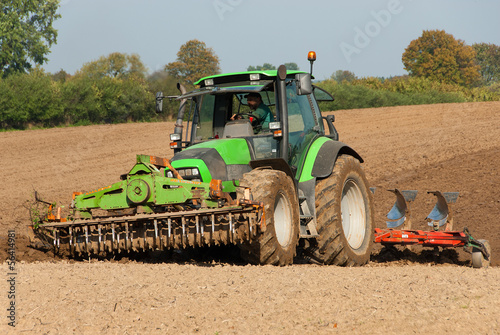 Traktor bei der Feldbearbeitung 029