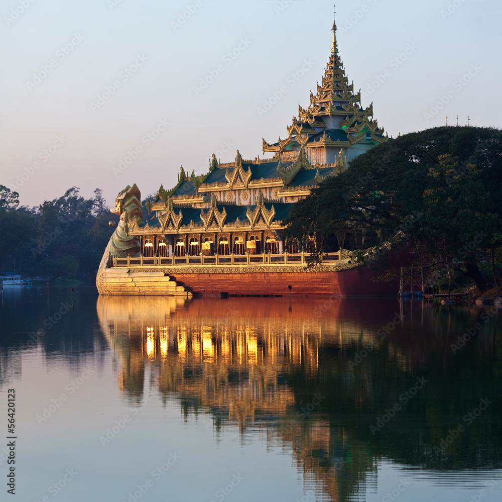 Fototapeta premium Royal Barge Karaweik in Yangon, Myanmar