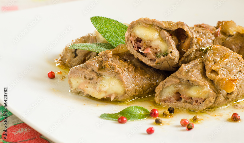 Involtini di carne ripieni di mozzarella e bacon Involtini di carne ripieni di mozzarella e bacon