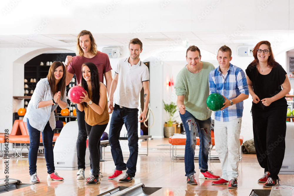 Fototapeta premium Man And Woman Bowling With Friends in Club
