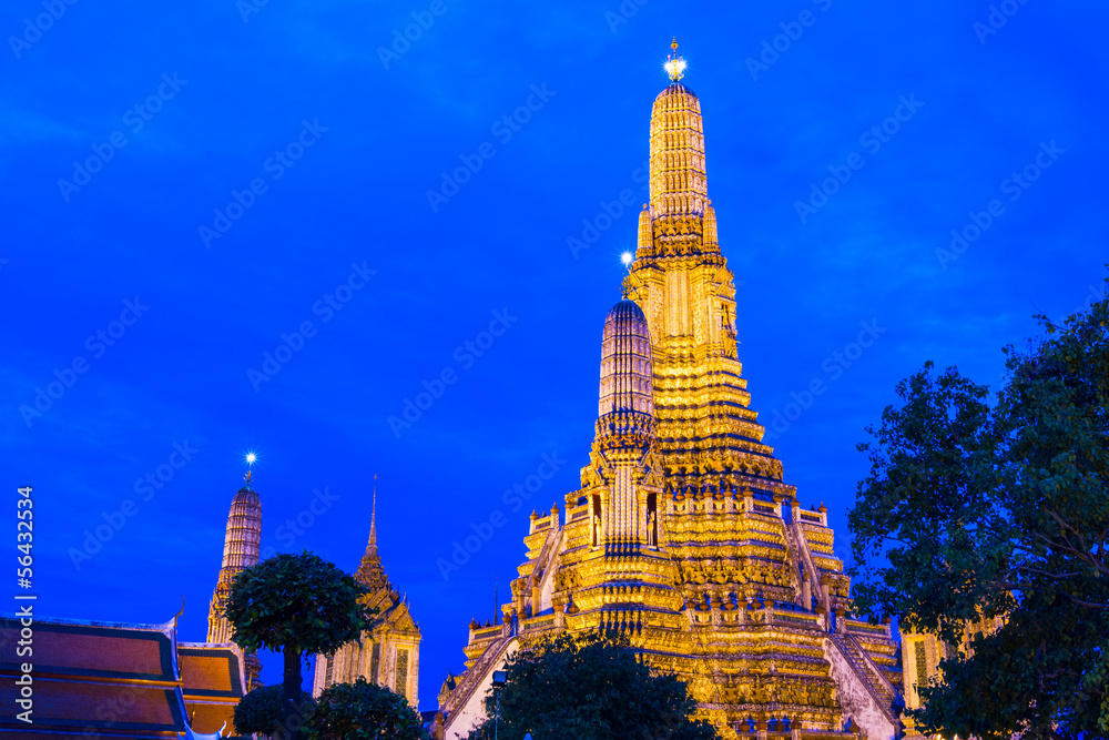 Fototapeta premium Wat Arun in Bangkok at night