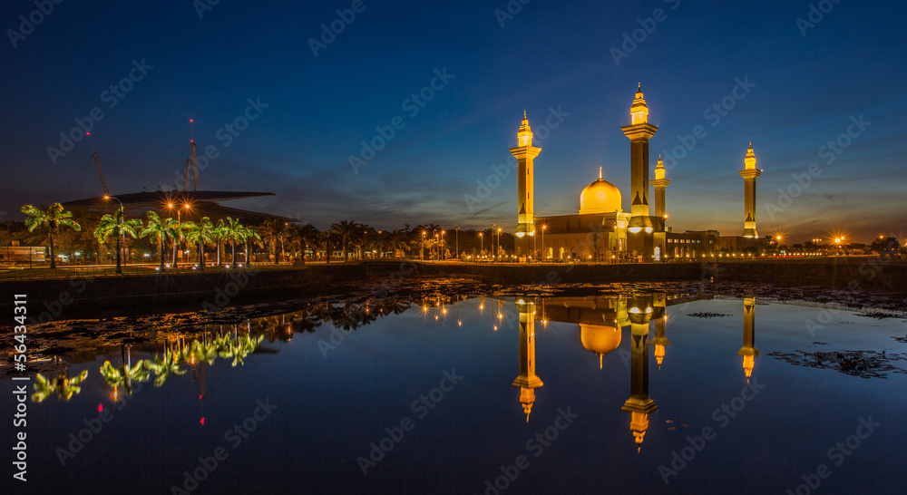 Obraz premium Mosque and reflection at sunrise