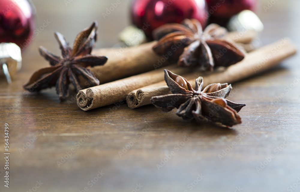 Weihnachtsgewürze und Christbaumkugeln