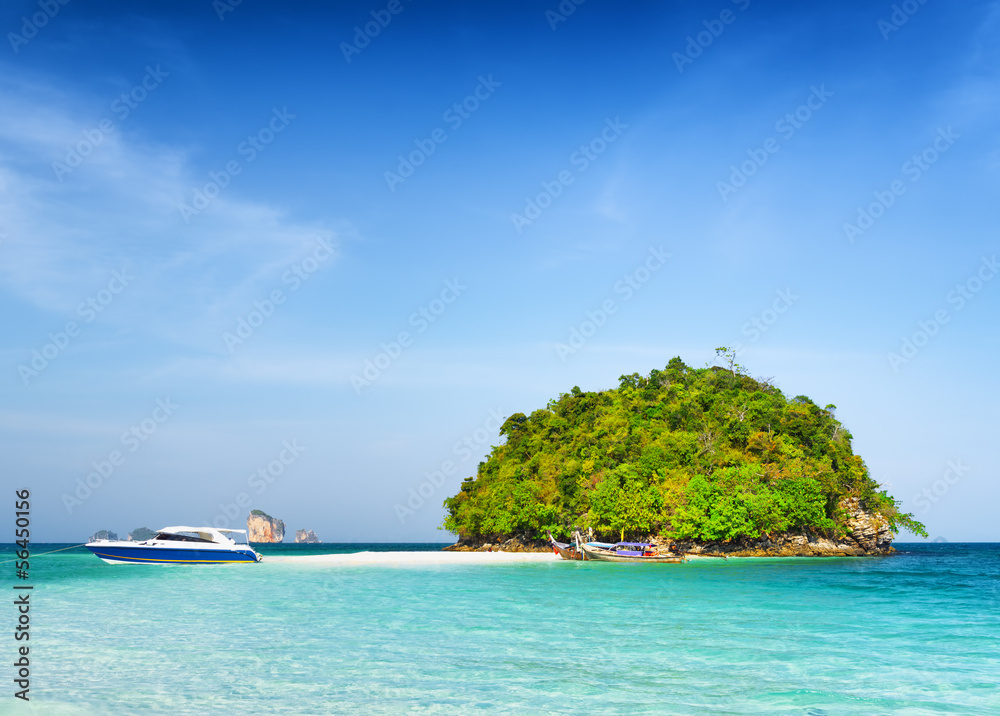 Obraz premium Clear water and blue sky