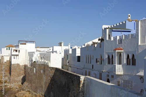Häuserfront in Assila, Marokko photo