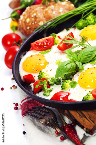 Fried eggs with fresh vegetables
