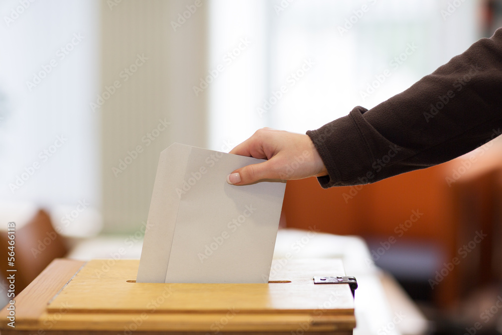 Stimmzettel in Wahlurne - obrazy, fototapety, plakaty 