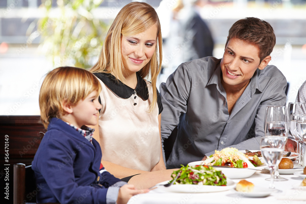 Familie mit Kind im Restaurant