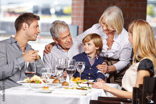 Drei Generationen im Restaurant