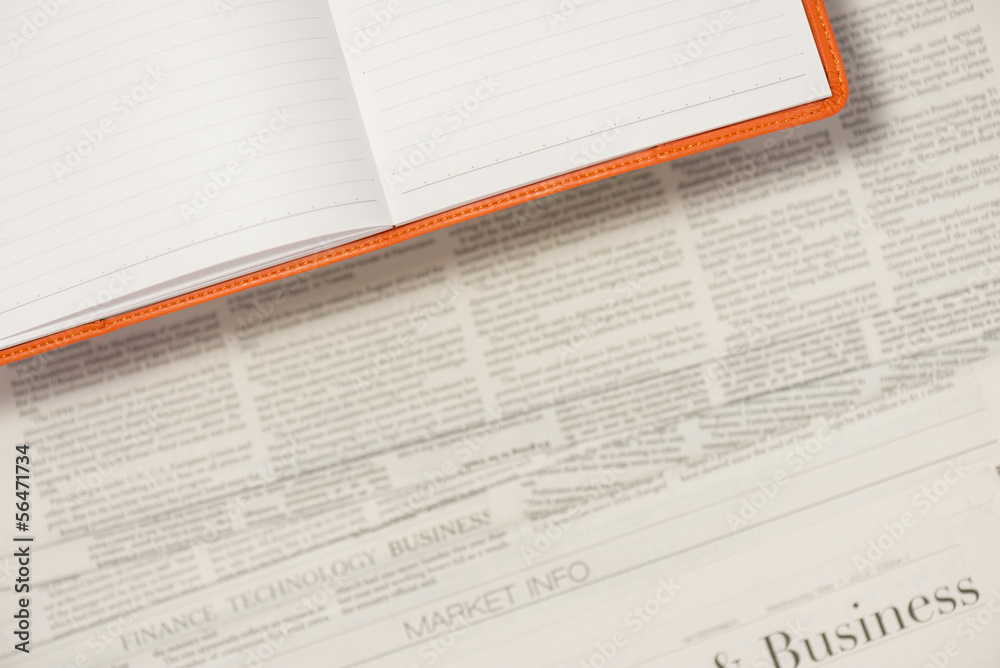 Obraz premium 新聞の背景にノートブック