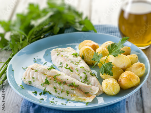 Konstfotografi steamed cod with parsley and potatoes