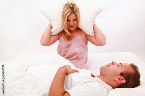 Schnarchen - Paar im Bett photo