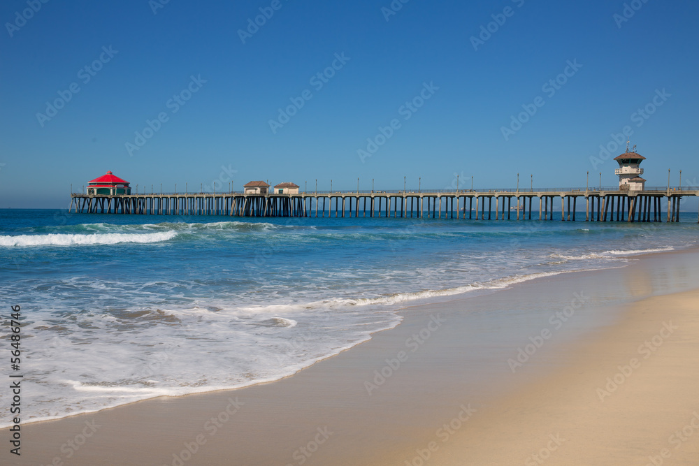 Fototapeta premium Huntington beach Pier Surf City USA with lifeguard tower
