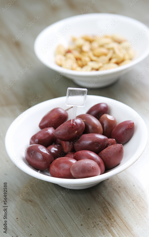 Obraz premium olives and peanuts snack