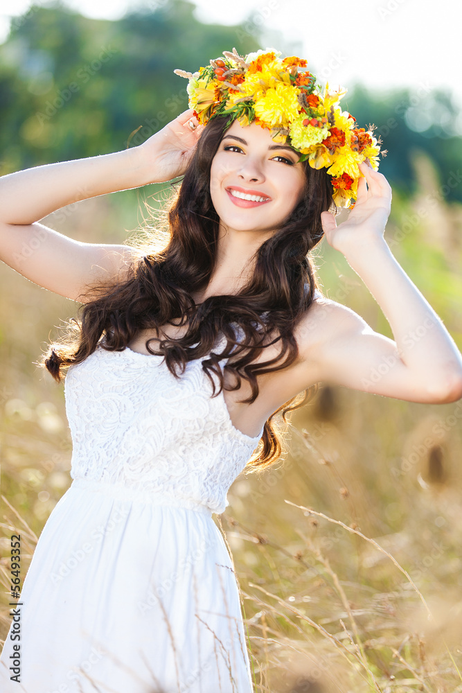 Naklejka premium Closeup portrait of beautiful young woman with flower wreath