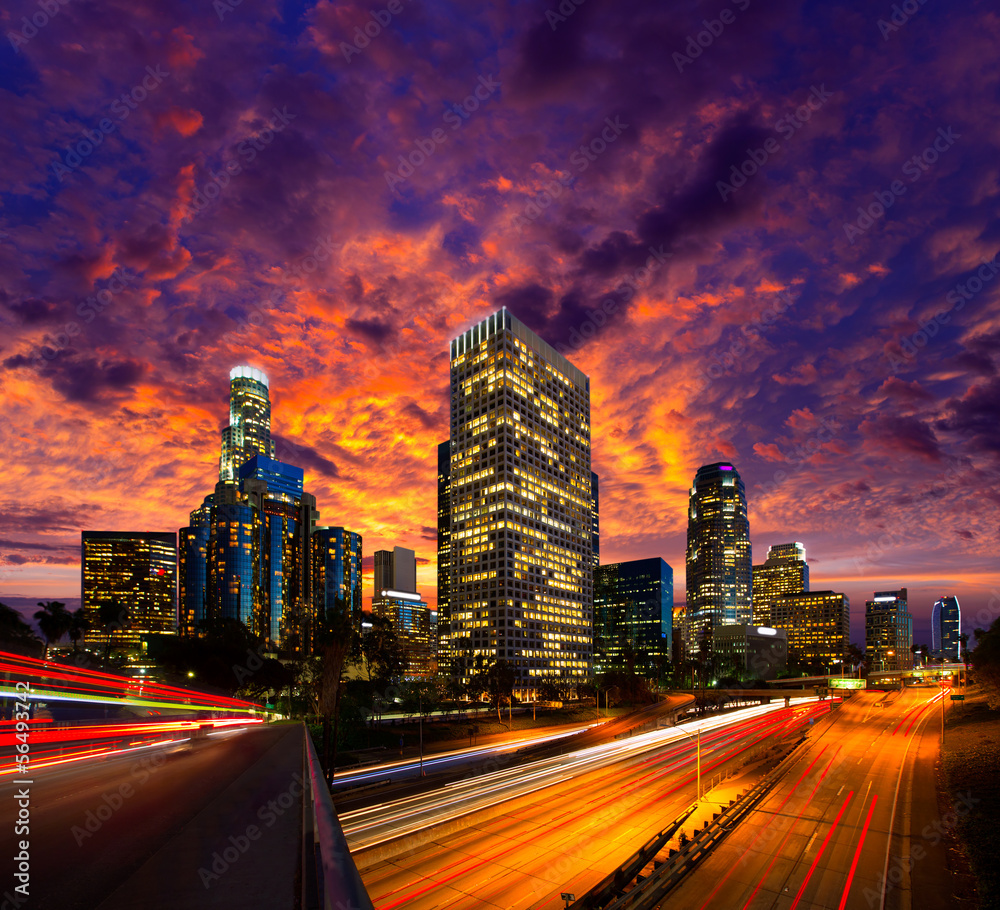 Naklejka premium Downtown LA noc Los Angeles zachód słońca panoramę Kalifornii